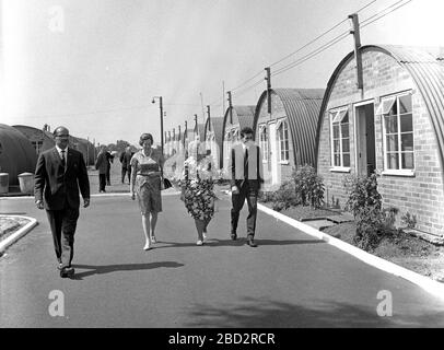 Prinz Andreas von Jugoslawien und seine Frau Prinzessin Kira von Leiningen besuchen serbische Tschetniks im Vertriebenenlager in England Großbritannien 1968. Mit ihnen ist der Lagerführer Kapitän Miodrag Krsmanovic (links) Stockfoto