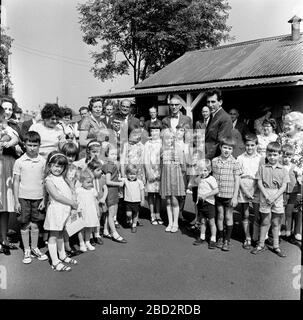Prinz Andreas von Jugoslawien und seine Frau Prinzessin Kira von Leiningen besuchen serbische Tschetniks im Vertriebenenlager in England Großbritannien 1968. Mit ihnen ist der Lagerführer Kapitän Miodrag Krsmanovic Stockfoto