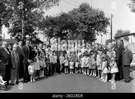 Prinz Andreas von Jugoslawien und seine Frau Prinzessin Kira von Leiningen besuchen serbische Tschetniks im Vertriebenenlager in England Großbritannien 1968. Mit ihnen ist der Lagerführer Kapitän Miodrag Krsmanovic Stockfoto