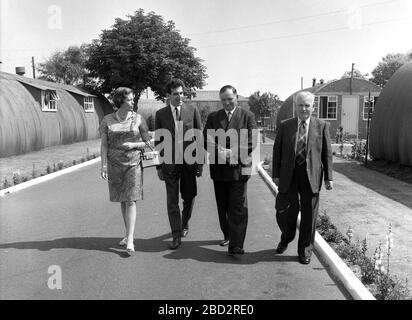 Prinz Andreas von Jugoslawien und seine Frau Prinzessin Kira von Leiningen, die serbischen Tschetniks in Displaced Persons Camp in England Großbritannien 1968. Stockfoto