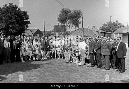 Prinz Andreas von Jugoslawien und seine Frau Prinzessin Kira von Leiningen besuchen serbische Tschetniks im Vertriebenenlager in England Großbritannien 1968. Mit ihnen ist der Lagerführer Kapitän Miodrag Krsmanovic Stockfoto