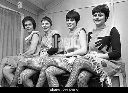 Frauen, die auf der Party 1967 mit Fischnetz-Strumpfhosen bekleidet sind, trampeln Abendmahl 1967 Stockfoto