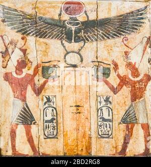 Ägypten, Museum von Mallawi, Fotos aus dem Jahr 2009, vor der Plünderung im Jahr 2013. Eine kleine Naos, mit Darius präsentiert Udjat Auge, unter einem geflügelten Skarabäus. Stockfoto