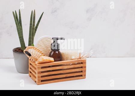ECO Naturbadezubehör, Naturkosmetikprodukte und -Werkzeuge in Holzkiste Stockfoto