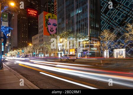 Chicago, 4. Januar 2020: Wandbild von Andy Warhols Marilyn Monroe in der Michigan Avenue, die eine retrospektive Ausstellung von Warhols Werken veröffentlicht. Stockfoto