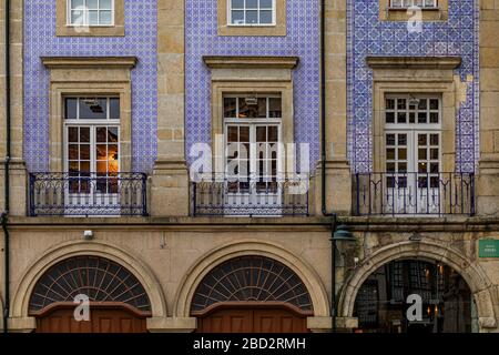 Fassaden traditioneller Häuser mit kunstvollen portugiesischen Azulejo-Fliesen in der berühmten Ribeira-Nachbarschaft in Porto, Portugal Stockfoto