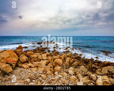 Der Frühling in Cala Liberotto mit dem klaren Meer und der wilden Natur des Golf von Orosei, im Zentrum der Ostküste von Sardinien Stockfoto