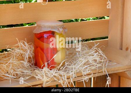 Eingepickte rote, gelbe, orangefarbene Paprika im Mixbecher. Fermentiertes Lebensmittelkonzept. Stockfoto