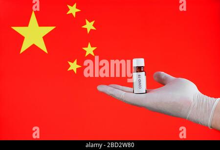 Covid-19 Coronavirus in China. Impfstoff auf dem Hintergrund der China-Flagge. Stockfoto