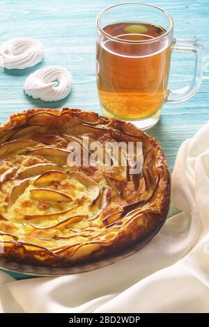 Hausgemachter Apfelkuchen mit Hüttenkäse und Teeständer auf einem Holztisch. Leckeres Frühstück Stockfoto