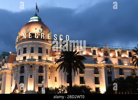 Nizza, Frankreich - Januar 2018: Nahaufnahme der Ecke des Negresco Hotels in Nizza, das in der Abenddämmerung beleuchtet wird Stockfoto