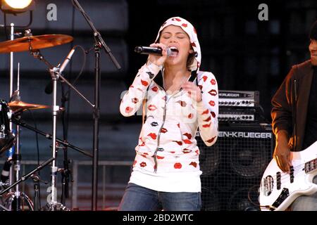 Miley Cyrus von Hannah Montana tritt live auf der Good Morning America's Summer Concert Series in Bryant Park, New York City, New York, USA. Juni 2007. Kredit: Scott Weiner/MediaPunch Stockfoto