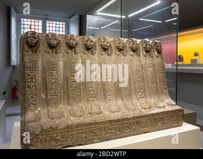 Steinabdeckung des Sarkophags mehrerer Mumien im Nationalen Archäologischen Museum in Neapel, Italien. Stockfoto