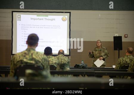 NEW ORLEANS (1. April 2020) die vom Naval Hospital Jacksonville eingesetzten Sailors der Expeditionary Medical Facility New Orleans Detachment werden von 377th Theatre Sustainment Command Soldaten über ihre Rolle zur Unterstützung der COVID-19-Reaktion des Verteidigungsministeriums auf der Joint Reserve Base der Naval Air Station New Orleans, 1. April, unterrichtet. 2020. Das Personal, das den EMFs der US-Marine zugewiesen ist, ist für die medizinische Unterstützung von der Notfallmedizin bis zur akuten medizinischen und chirurgischen Versorgung ausgebildet. Das U.S. Northern Command bietet über die US Army North der Federal Emergency Management Agen militärische Unterstützung Stockfoto