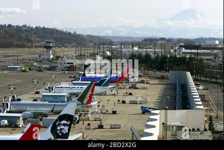 Renton, Washington, USA. März 2006. In den Boeing-Werken in Renton, Washington (in der Nähe von Seattle) warten brandneue Boeing 737-Jetliner auf die Flugprüfung im Boeing Field, nachdem sie von der Produktionslinie abrollen. Eine neue 737-600 für Wesytjet Airlines ist auf der Linie zu sehen. Im Hintergrund steht Mount Rainier. Gutschrift: Larry MacDougal/ZUMA Wire/Alamy Live News Stockfoto