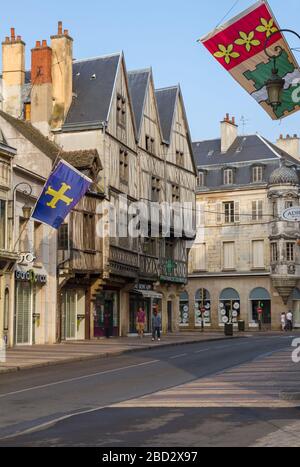 Dijon, Frankreich - 3. Juni 2010:traditionelle Gebäude in der Altstadt von Dijon - Burgund, Frankreich. Dijon ist die Hauptstadt der Provinz Burgund. Stockfoto