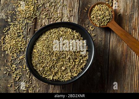 Rohe organische getrocknete Rosemary Spice in einer Schüssel Stockfoto