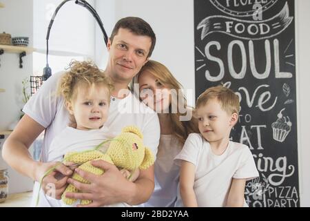 Das Familienpaar ruht sich mit ihren Kindern aus. Ein glückliches Familienkonzept Stockfoto