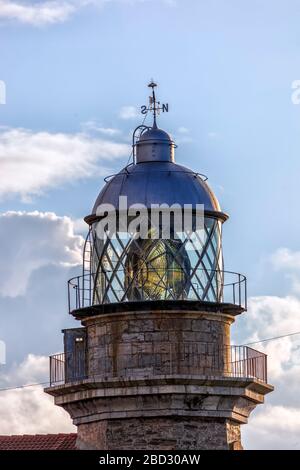 Laterne des Leuchtturms von Cabo de Peñas an einem bewölkten Tag. Asturien, Spanien. Stockfoto