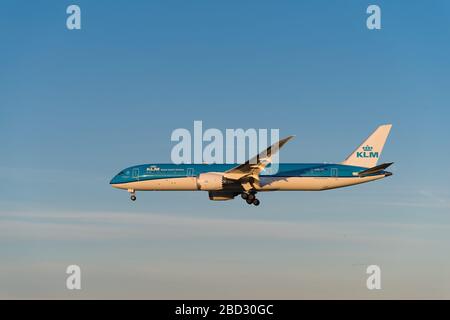 AMSTERDAM, NIEDERLANDE - 13. OKTOBER 2018: Royal Dutch KLM Boeing 787-9 dreamliner Landing on Schiphol Airport Stockfoto