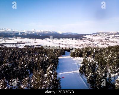 Luftaufnahme des Skigebiets und der schneebedeckten Berge in den pyrenäen orientales, Frankreich Stockfoto