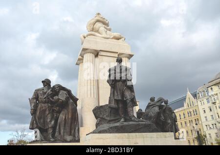 Budapest, Ungarn - 6. November 2019: Istvan Theiß-Denkmal in der ungarischen Hauptstadt. Status-Komplex mit Skulptur des ungarischen Politikers, Ministerpräsident aus der Zeit Österreich-Ungarns. Horizontales Foto. Stockfoto