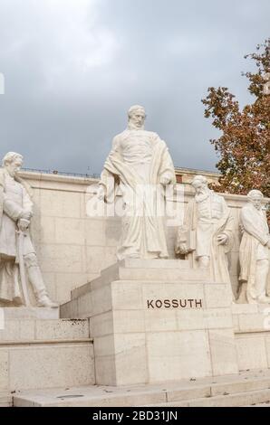 Budapest, Ungarn - 6. November 2019: Lajos Kossuth Memorial in der ungarischen Hauptstadt. Statue Complex mit der Skulptur des berühmten Revolutionärs des 19. Jahrhunderts in der Mitte. Vertikales Foto. Stockfoto