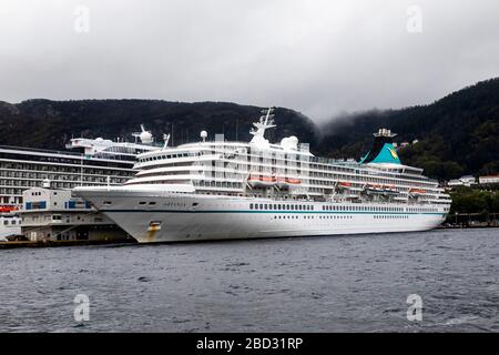 Kreuzfahrtschiff Artania (Baujahr 1984) am Skolten Kai im Hafen von Bergen, Norwegen. Ein grauer und regnerischer Tag Stockfoto