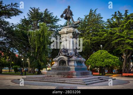 Denkmal für Ferdinand Magellan, Fernao de Magalhaes, Entdecker der Meeresküste, die den Pazifik und den Atlantik verbindet, Plaza de Armas, Punta Arenas Stockfoto