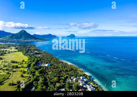 Luftaufnahme, Küstenlinie mit Luxushotel und Palmen, hinter dem Berg Tourelle du Tamarin, Flic en Flac, Mauritius Stockfoto