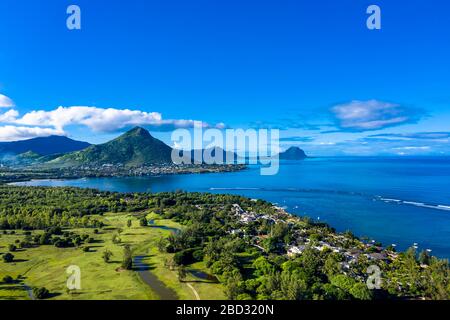 Luftbild, Küstenlinie, hinter dem Berg Tourelle du Tamarin, Flic en Flac, Mauritius Stockfoto