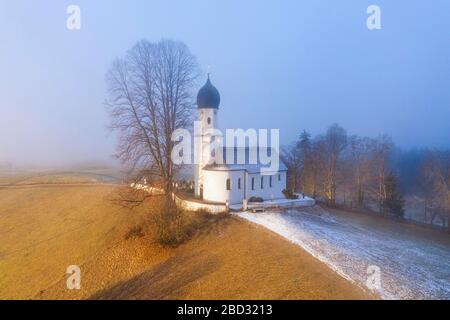 Kirche Maria Heimsuchung in Nebel, Oberbuchen bei Bad Heilbrunn, Drohnenschuss, Oberbayern, Bayern, Deutschland Stockfoto