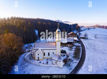 Kirche St. Johann Täufer in Fischbach bei Wackersberg, Toelzer Land, Alpenvorland, Drohnenschuss, Oberbayern, Bayern, Deutschland Stockfoto