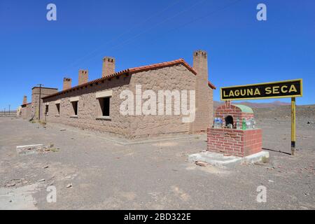 Altes Bahnhofsgebäude von Laguna Seca, Ruta 27, Puna, Provinz Salta, Argentinien Stockfoto