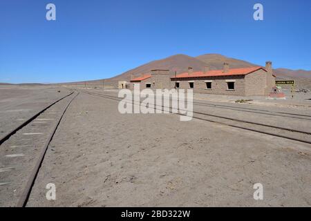 Ehemaliges Bahnhofsgebäude von Laguna Seca, Ruta 27, Puna, Provinz Salta, Argentinien Stockfoto