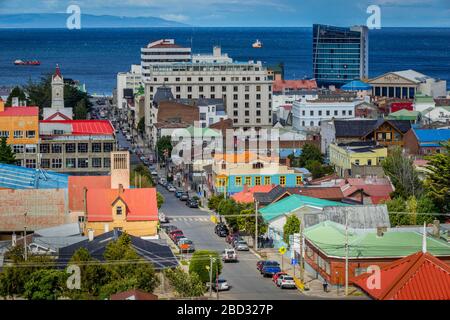 Blick über die Stadt zur Magellanstraße, Punta Arenas, Region de Magallanes y de la Antatica Chilena, Patagonien, Chile Stockfoto