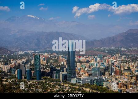 Blick über Santiago de Chile mit dem Costanera Center Tower vom Aussichtspunkt Cerro San Cristobal, Region Metropolitana, Chile Stockfoto