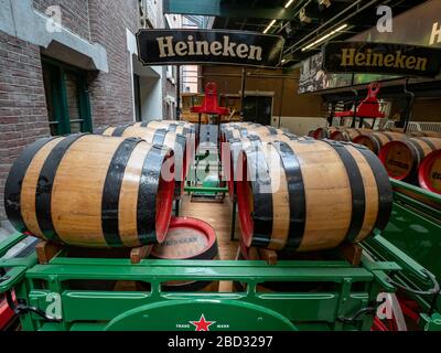 Holzbierfässer in der Heineken-Brauerei, Amsterdam, Niederlande Stockfoto