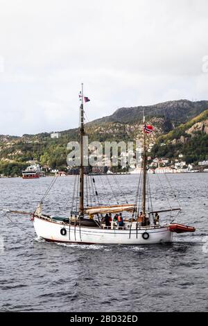 Veteranen-Fischschiff Anna (Baujahr 1928) am Byfjorden, Abfahrt vom Hafen von Bergen, Norwegen Stockfoto