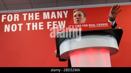 London, Großbritannien. Nov. 2019. Das am 5. November 2019 aufgenommene Dateifoto zeigt, dass Keir Starmer während einer Labour-Party-Veranstaltung in Harlow, Großbritannien, das Publikum anspricht. Keir Starmer wurde zum neuen Führer der britischen oppositionellen Labour-Partei ernannt und löste damit Jeremy Corbyn ab. Credit: Han Yan/Xinhua/Alamy Live News Stockfoto