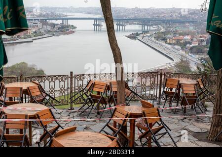 Stühle und Tische sind von den Kunden im berühmten Pierre Loti Café in Eyup, Istanbul, abgeschottet. Stockfoto