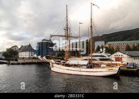 Veteranensegelschiff, die Galeas loyal (Baujahr 1877) am Bradbenken-Kai im Hafen von Bergen, Norwegen. Stockfoto