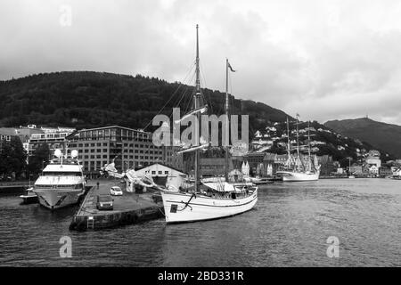 Veteranensegelschiff, die Galeas loyal (Baujahr 1877) am Bradbenken-Kai im Hafen von Bergen, Norwegen. Auch Yacht Pure Bliss und Tall Ship Barque Statsraad L Stockfoto