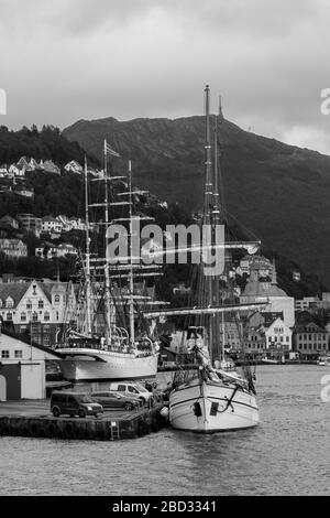 Veteranensegelschiff, die Galeas loyal (Baujahr 1877) am Bradbenken-Kai im Hafen von Bergen, Norwegen. Auch große Schiffsbark Statsraad Lehmkuhl, UNESCO Brygg Stockfoto