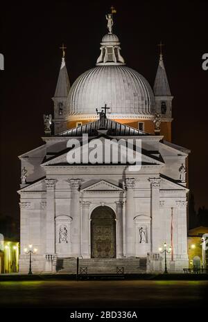 Frontale Nachtaufnahme der Fassade der venezianischen Kirche Des Redentore Stockfoto