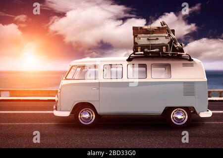 Klassischer blau-weißer VW Wohnmobil-Van parkte auf der Strandpromenade. Stockfoto