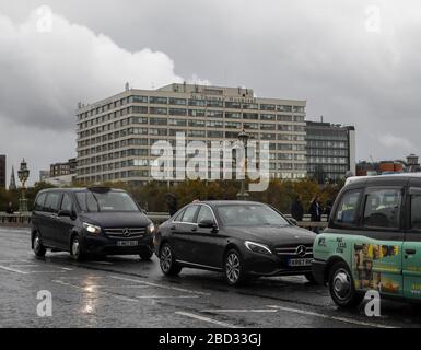 London, Großbritannien. Okt. 2019. Das Dateifoto, das am 17. Oktober 2019 aufgenommen wurde, zeigt das St. Thomas' Hospital in London, Großbritannien. Der britische Premierminister Boris Johnson wurde am Montagabend in die Intensivstation gebracht, nachdem sich die Symptome seines Coronavirus verschlimmerten, sagte Downing Street. Der Premierminister, 55, wurde am Sonntagabend, 10 Tage nach dem positiven Test auf Coronavirus, in das St. Thomas' Hospital in London mit "anhaltenden Symptomen" eingeliefert. Credit: Han Yan/Xinhua/Alamy Live News Stockfoto