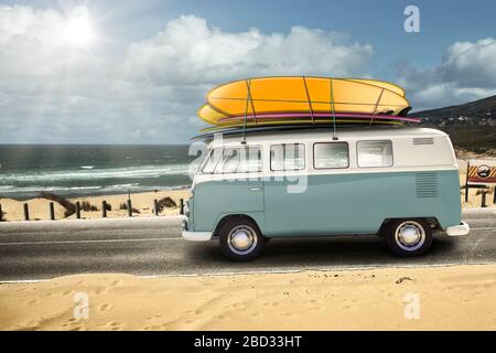 Klassischer blau-weißer VW Wohnmobil-Van parkte auf der Strandpromenade. Stockfoto