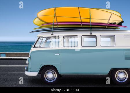 Klassischer blau-weißer VW Wohnmobil-Van parkte auf der Strandpromenade. Stockfoto