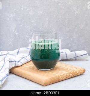 Diäten- und Entgiftungskonzept. Glas gesunder grüner veganer Smoothie mit Spirulina Stockfoto